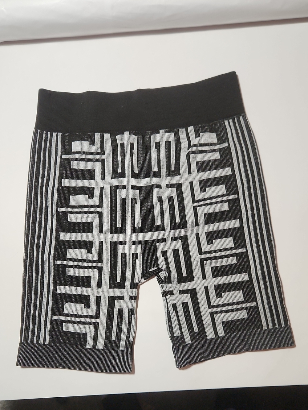 Black & White Geometric Knit Bike Shorts.    0008
